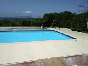 2-calpestio-in-resina-antisdrucciolo-piscina